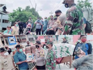 Kapolres Mojokerto Bagikan 500 Kg Beras, 5000 Liter Air & 20 Box Indomie untuk Korban Banjir