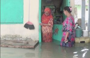 Banjir 80 cm Rendam Jombang, Warga Keluhkan Gatal-gatal
