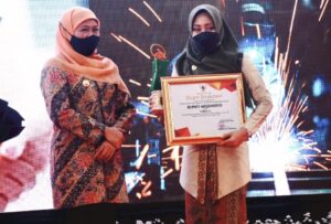 Lagi, Bupati Mojokerto Terima Penghargaan K3 dari Gubernur Jatim