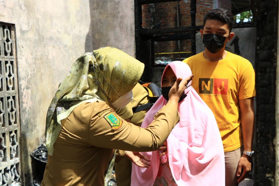 Mengharukan, Suhermin Korban Kebakaran Terima Bantuan dari Wali Kota Mojokerto