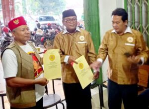 Lagi Partai Baru Hadir di Bumi Mojopahit, Pengurus DPC Partai Emas Kabupaten Mojokerto SyahTerima SK