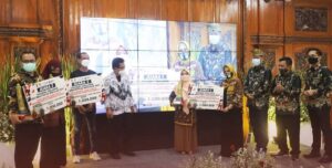 Untuk Pelajar PAUD, TK, SD dan SMP, Walikota Mojokerto Serahkan 28 Penghargaan