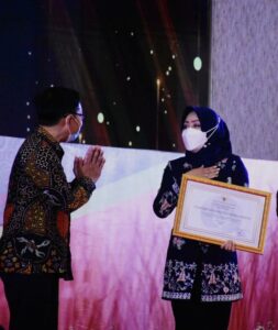 Bupati Ikfina Terima Penghargaan Anugerah Meritokrasi 2021