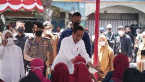 Jokowi Bagikan Bansos ke Pengunjung dan Pedagang Pasar Larangan Sidoarjo
