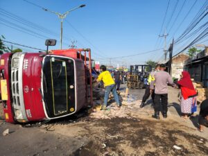 Kurang Berhati-hati, Pengemudi Truck Oleng Ditengah Jalan Taman - Sidoarjo