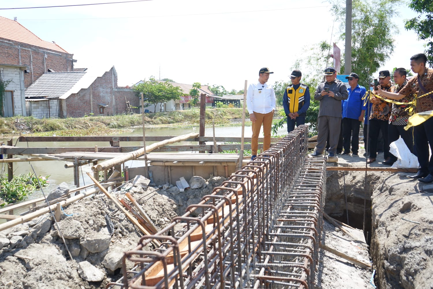 Belum Memenuhi Target, Wabup Sidoarjo Minta Pembangunan Jembatan Penghubung Desa Kemangsen-Kraton Kecamatan Krian Dikebut