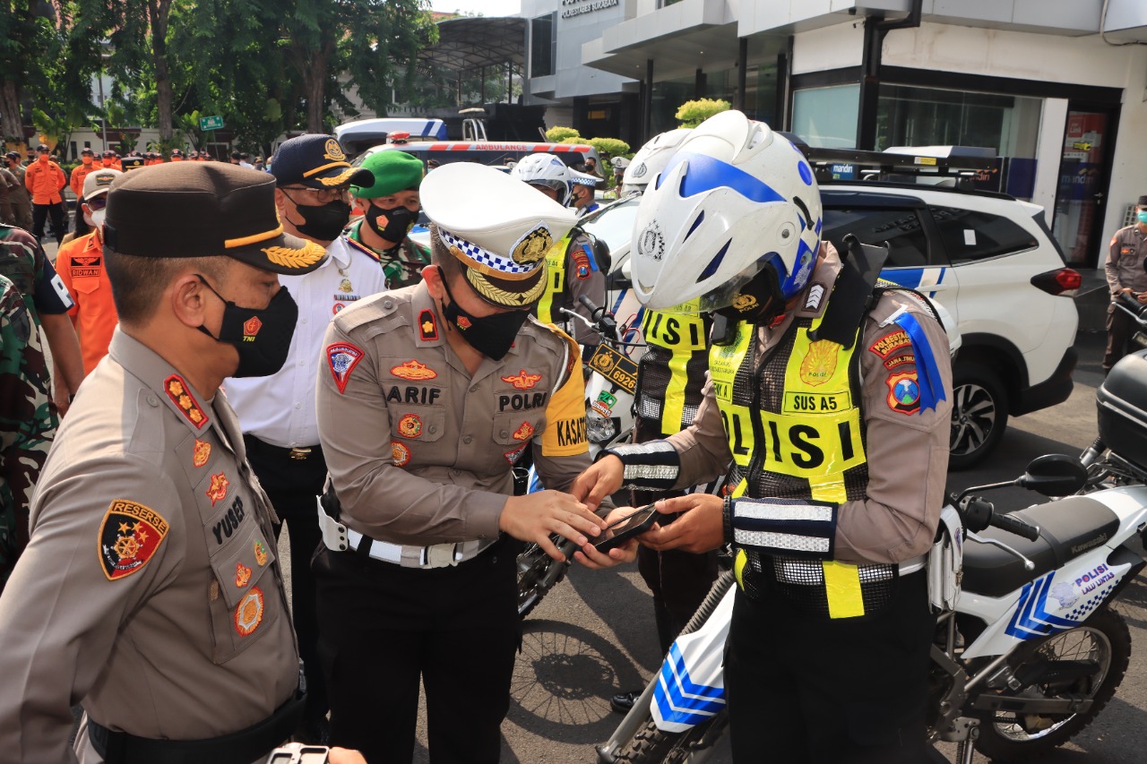 Polrestabes Surabaya Mengeheningkan Cipta Atas Tragedi Kanjuruhan Sebelum Gelar Pasukan Operasi Zebra