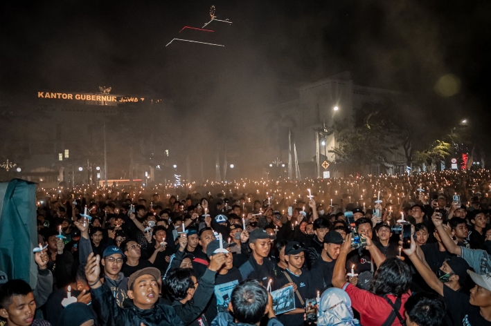 Ribuan Bonek dan Personil Polrestabes Surabaya Gelar Doa Besama Untuk Korban Tragedi Kanjuruhan