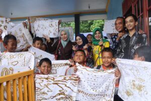 Ning Sasha Kenalkan Produk Unggulan UMKM Sidoarjo Kepada Istri Walikota Surabaya