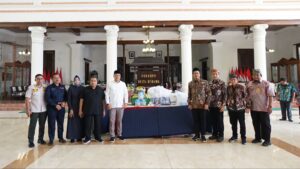 Walikota Surabaya Eri Cahyadi Serahkan Bantuan ke Bupati Gus Muhdlor untuk Warga Korban Angin Puting Beliung