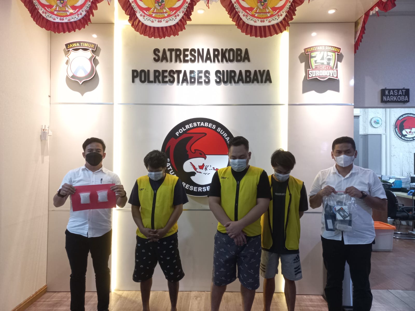 Tiga Orang Sekaligus Ditangkap Satreskoba Polrestabes Surabaya Karena Jual Sabu- Sabu
