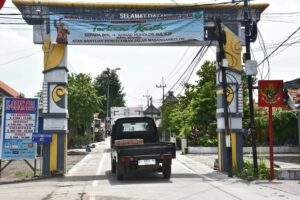 Betonisasi Jalan Desa Masif, Warga Sidoarjo Bentangkan Spanduk Terimakasih ke Bupati Gus