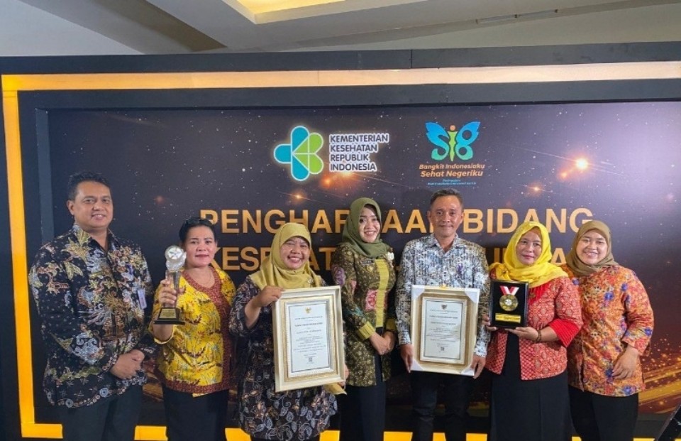Bupati Mojokerto Ikfina Fahmawati Sabet Dua Penghargaan Bidang Kesehatan Lingkungan HKN 2022