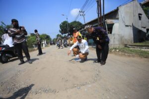 Wabup H. Subandi Sidak Jalan Rusak DiDesa Singogalih Kecamatan Tarik, Tahun 2023 Bakal Dibeton