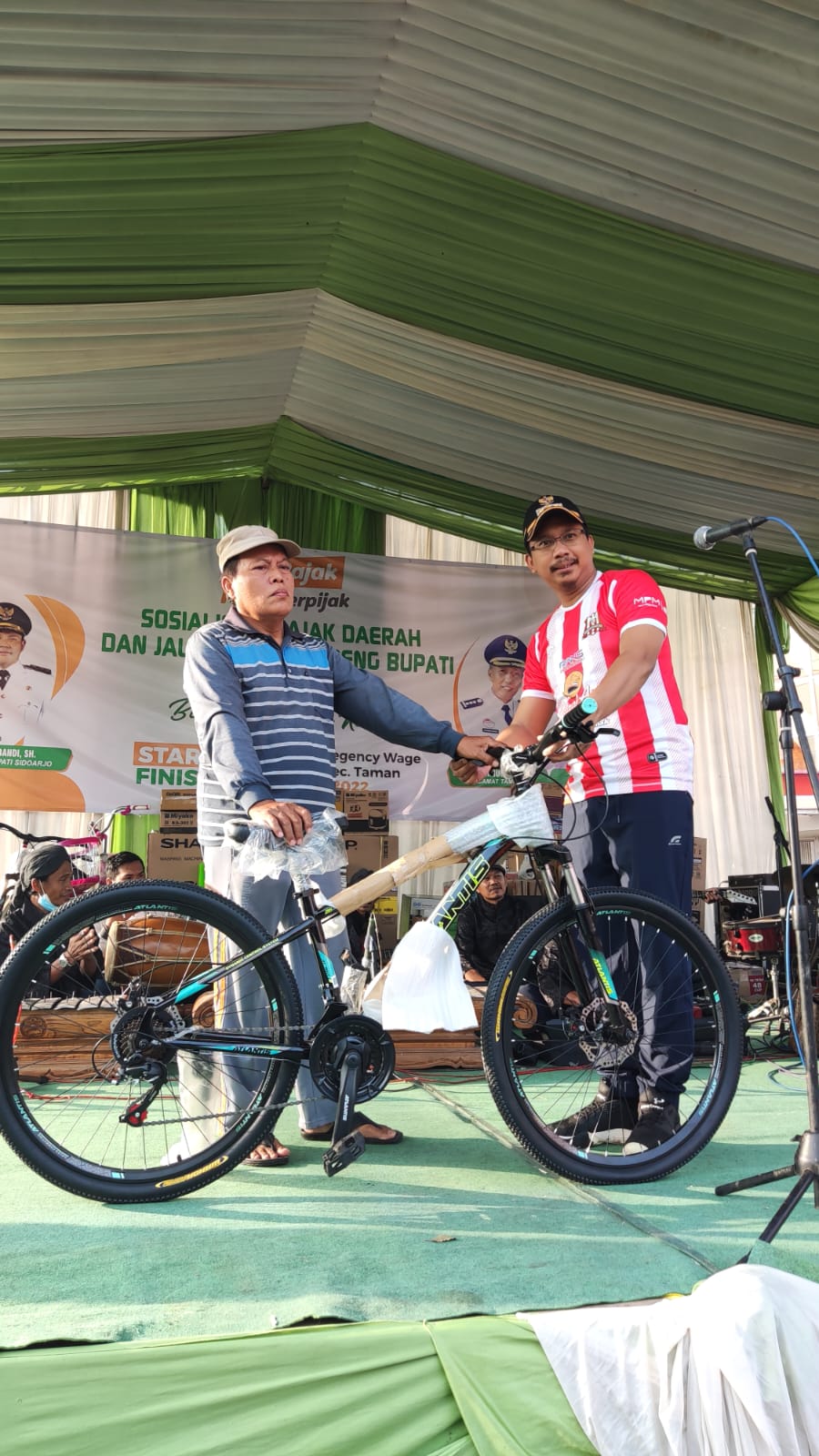 Bupati Sidoarjo Berikan Hadiah Sepeda Gunung Ke Wujud , Orang Pertama di Desa Wage Yang Bayar Pajak PBB