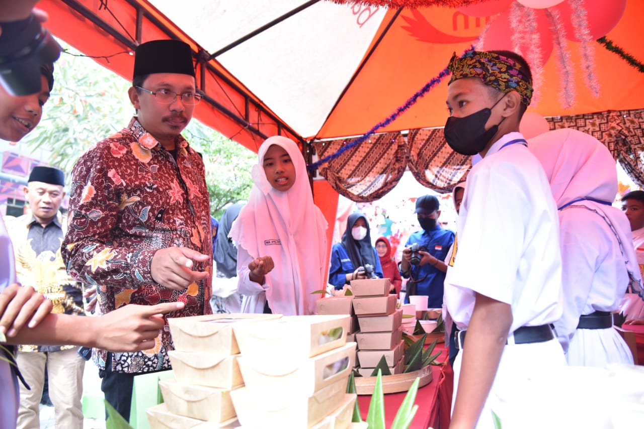 Bupati Sidoarjo Apresiasi Pelajar SMPN 1 Jabon Berhasil Membuat 100 Jenis Makanan dan Minuman Tradisional