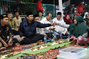 Bupati Gus Muhdlor Rayakan Tahun Baru 2023 Dengan Syukuran Makan Lesehan Alas Daun Pisang Bersama Ribuan Warga Sidoarjo