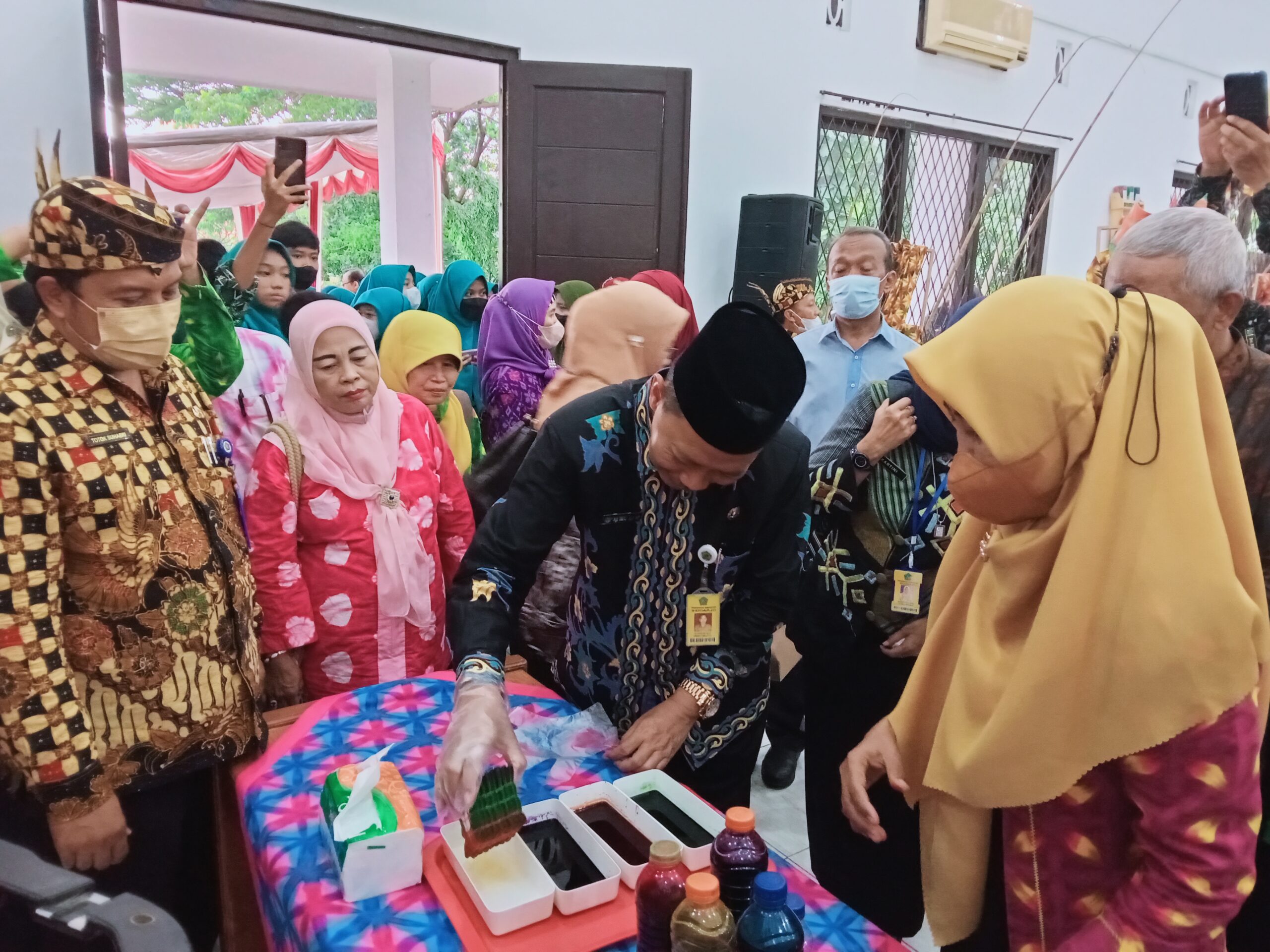 Pameran Produk Senandung Kalipena SMPN 2 BalongBendo Resmi Dibuka Oleh Kepala Dinas Pendidikan Dan Kebudayaan Sidoarjo 