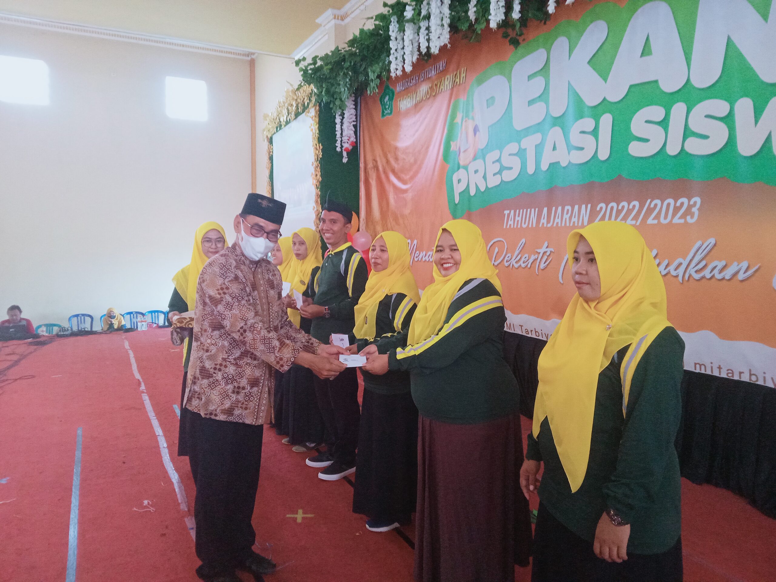 Ketua Yayasan MI Tarbiyatus Syarifah Saat Memberikan Penghargaan Kepada Semua Guru Yang Berprestasi 