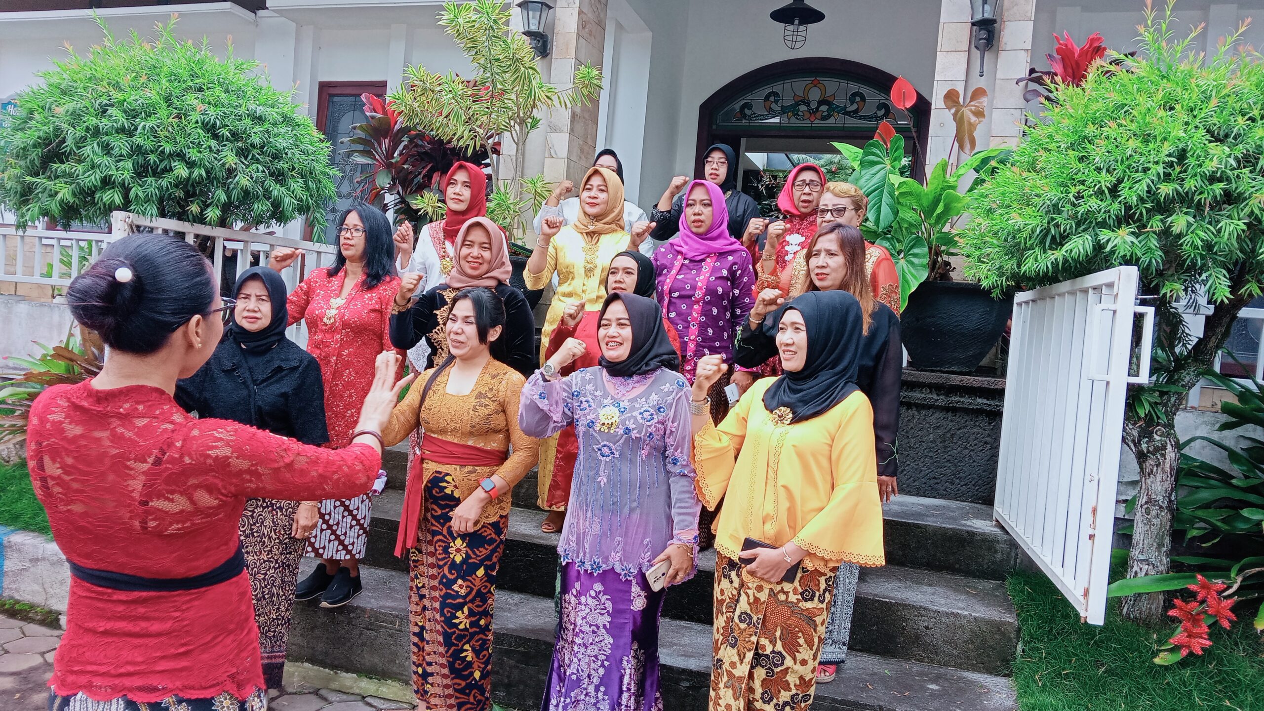 Dengan Semangat Anggota Perwanas Menyampaikan Lagu Kebangsaan Indonesia Raya dan Mars Perwanas 