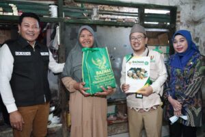 Wabup Sidoarjo Subandi Berikan Bantuan Bedah Rumah Kepada Warga Desa Pabean, Sedati