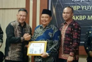 Wakil Ketua I DPRD Muaro Jambi Junaidi Serah terima Cinderamata Mitra Kepolisian .
