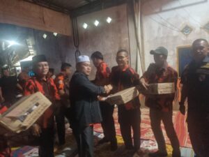 PAC Pemuda Pancasila Kecamatan Kumpeh Ulu Bustomi Bagikan 150 Paket Bingkisan Lebaran