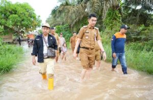 PJ Bupati Muaro Jambi Tinjau Lokasi Banjir di Sungai Gelam