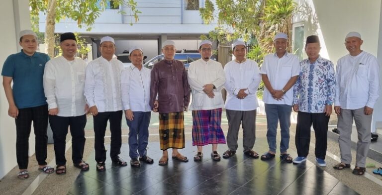 HM.Yamani Calon Bupati Tapin Bersama Calon Bupati HSS Didampingi Tokoh Pendukungnya Rangkul Alim Ulama