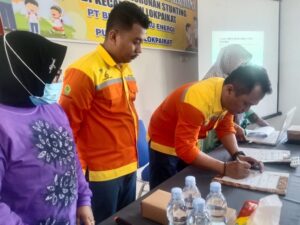 PT.BRE Tapin Bagikan 195 Kotak Susu Untuk Anak Stunting Di Kecamatan Lokpaikat