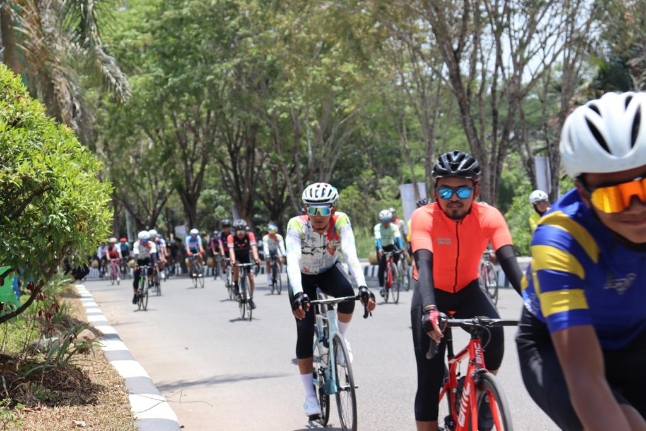 Bersepeda Tempuh Jarak 100 KM, Mampir Di Water Station 2 Rantau Baru