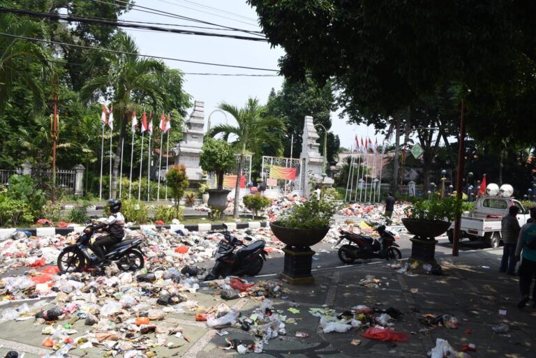 Oknum Pendemo Buang Sampah di Pendopo Sidoarjo Bakal Kena Sanksi Tipiring