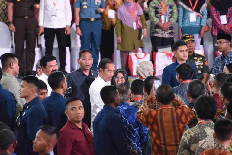 Presiden Jokowi Bagikan 5 Ribu Sertifikat, Bupati Sidoarjo Diskon BPHTB 50 Persen