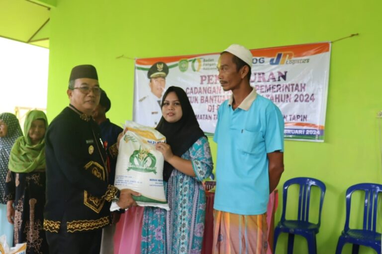 PJ Bupati Tapin Salurkan Bantuan CPP Untuk Warganya Di Desa Kepayang