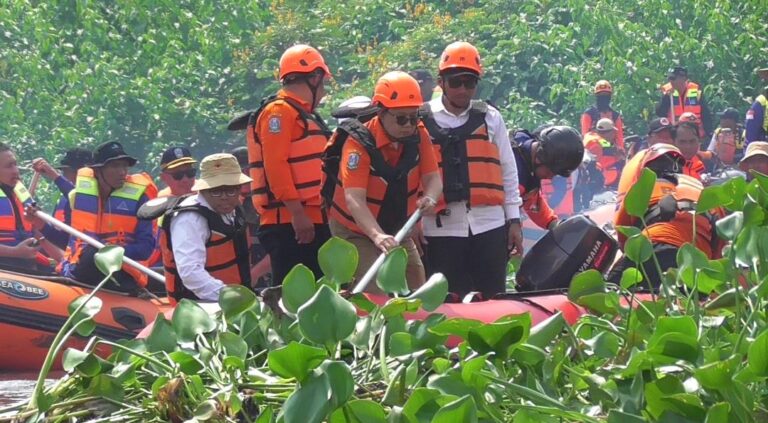 Cegah Banjir di Kecamatan Waru dan Taman Kembali Terulang, Tim Gabungan Pemrov Jatim dan Pemkab Sidoarjo Bersihkan Sungai Buntung
