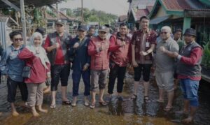 Pj Bupati Muaro Jambi Didampingi Putranya Memberikan Bantuan Sembako Kepada Warga Terdampak Banjir