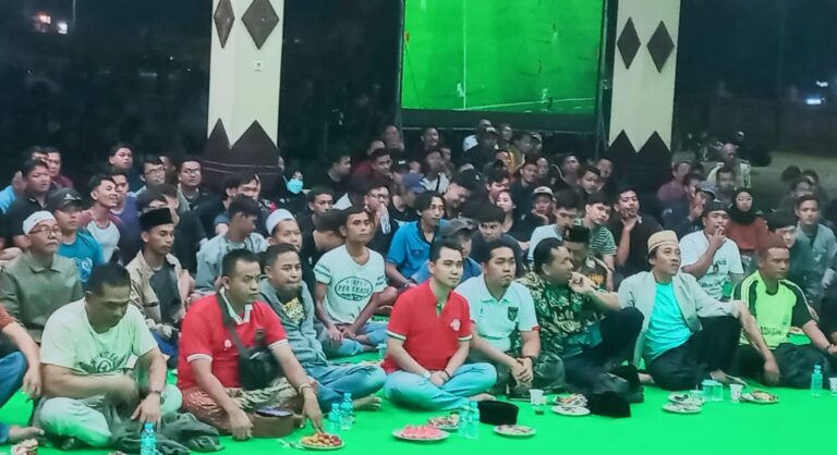 Gus Barra Bersama Ribuan Warga Nobar Indonesia vs Iraq Di Rundinnya