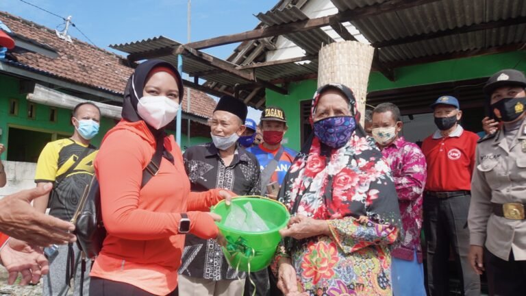 Ning Ita Berbagi Kasih dengan Korban Puting Beliung