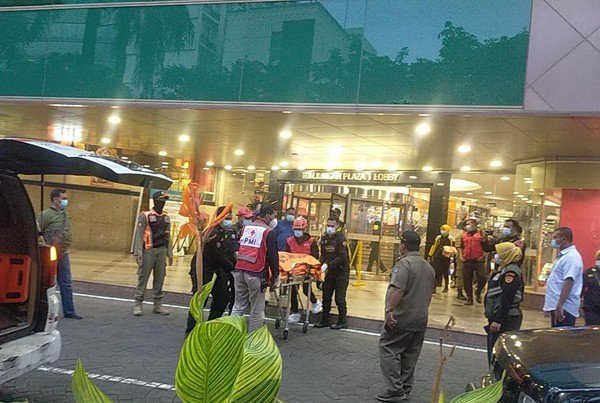 Ironis Pria Tewas Terjatuh dari Lantai II Tunjungan Plaza 1