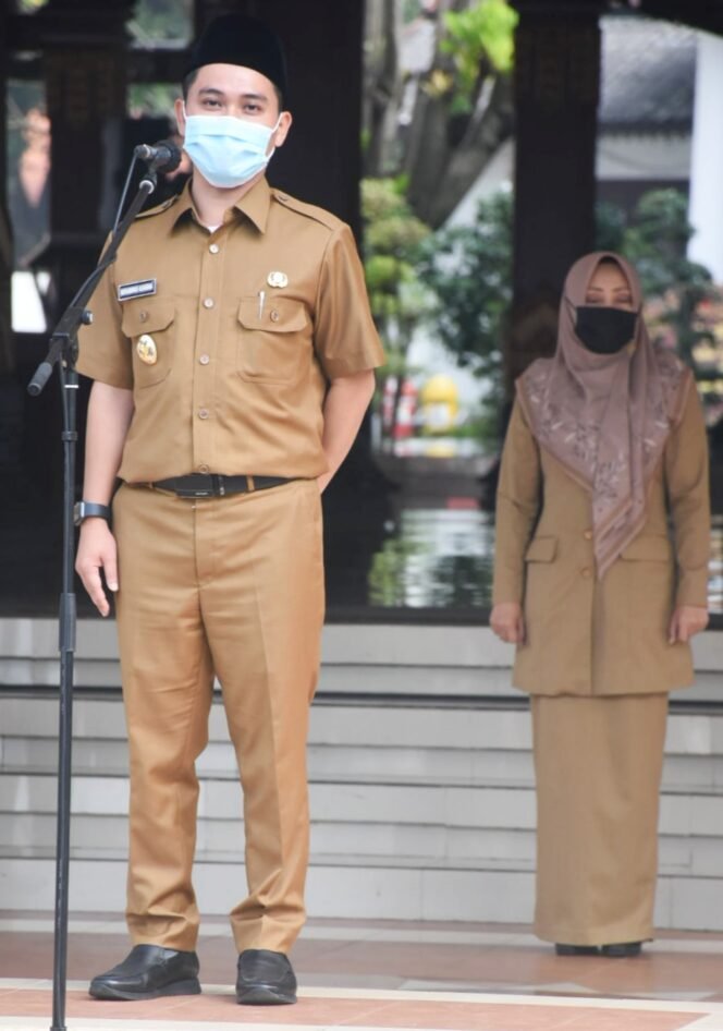 
					Bupati Ikbar Saat Memberikan Sambutan Pada Apel Perdana