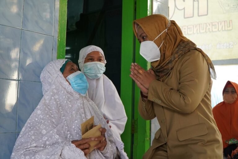 Ning Ita Salurkan Bantuan Hibah Tempat Ibadah, Bansos Lansia dan JKK-JKM Untuk Tenaga Keagamaan