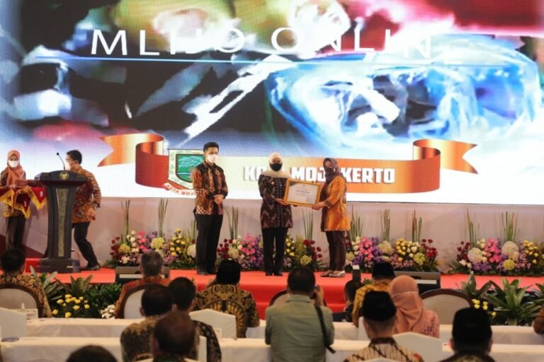 Lagi Ning Ita Terima Penghargaan Pembangunan Daerah Terbaik Se Jatim