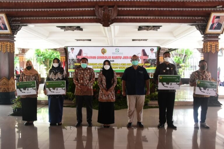 Bupati Serahkan JKN-KIS untuk Kades & Perangkat Desa