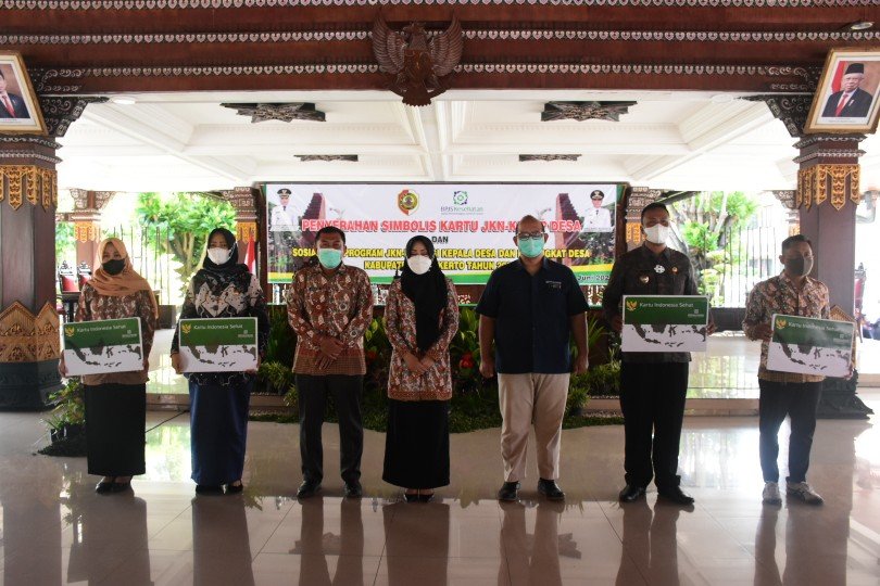 Bupati Serahkan JKN-KIS untuk Kades & Perangkat Desa