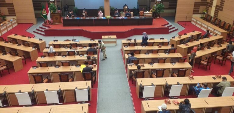 Bahas LPJ APBD 2020,Rapat Paripurna DPRD Kabupaten Mojokerto, Terapkan Prokes Ketat dan Hanya Diikuti 28 Orang