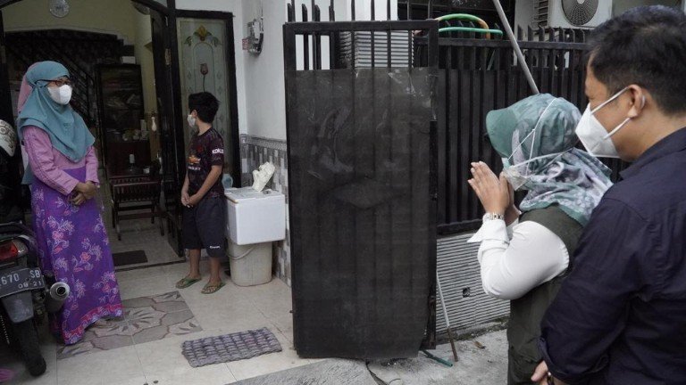 Sambangi 150 Warga Isoman, Ning Ita Kirimkan "Surat Cinta"