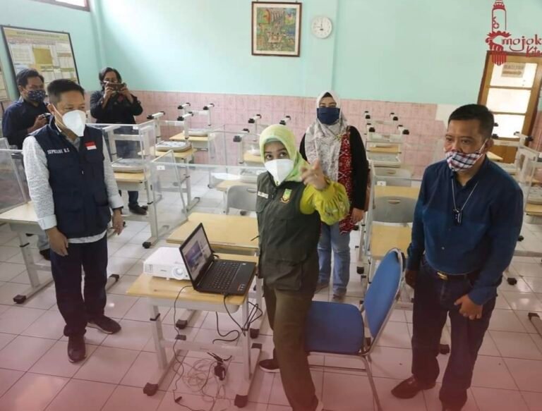 Ning Ita Cek Sarana Prasarana PTM, Semua Wali Murid Bisa Pantau Lewat HP