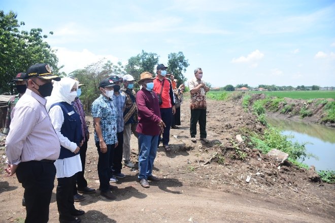 Bupati Ikfina Cek Normalisasi Sungai di Pungging dan Prokes Wisata