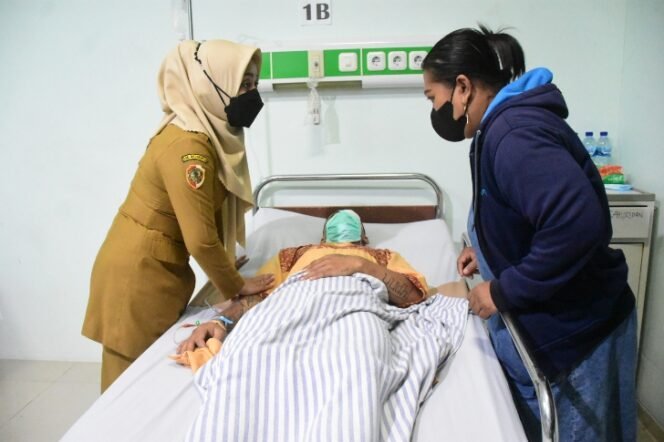 
					Bupati Mojokerto Jenguk dan Takziah Korban Pohon Tumbang Desa Seloliman
