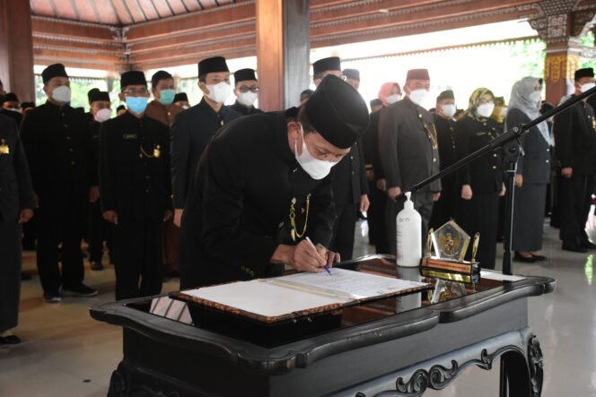 
					Pelantikan Pimpinan Tinggi Pratama, Administrator dan Pengawas, Bupati Pastikan Nihil Suap 